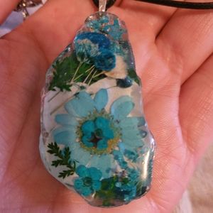Real flowers in Pendant necklace